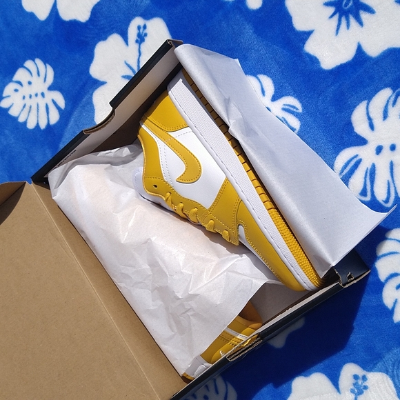 Jordan 1 Low Big Kids 5Y Women's 6.5 (defect) - Picture 10 of 12